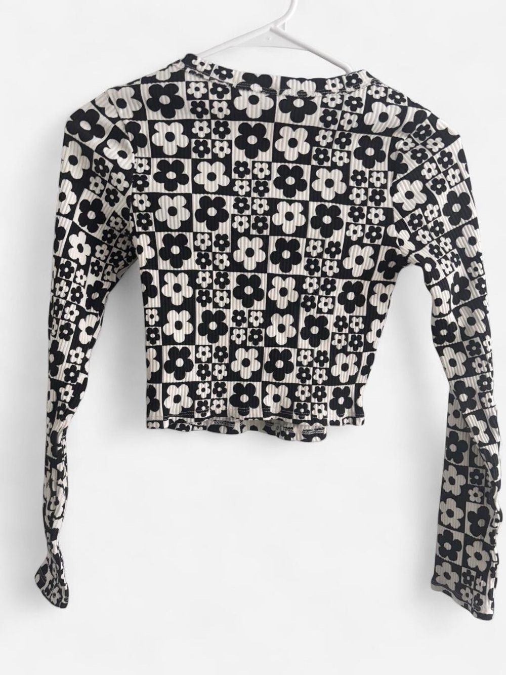 Black & White Floral Ribbed Long-Sleeve Crop Top